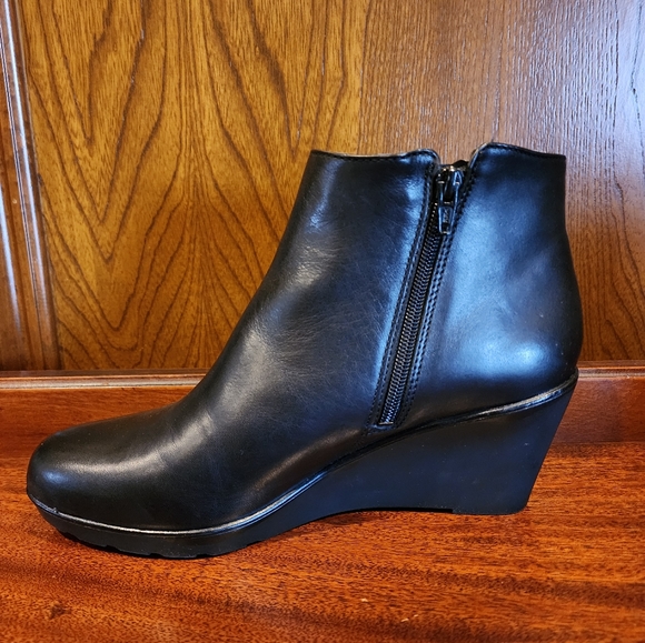 Naturalizer Booties-Water Resistant Leather - Picture 4 of 8